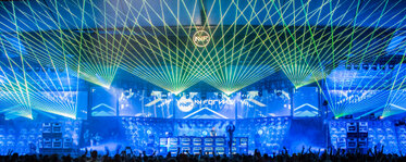 Bild einer Lasershow bei einem Festival