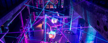 Bild einer Laserinstallation im Kraftwerk Berlin